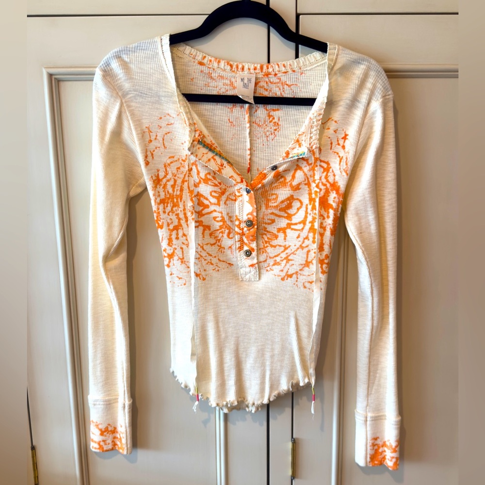 Free People Long Sleeve Bohemian style top. Mint Condition. Runs big for an XS.